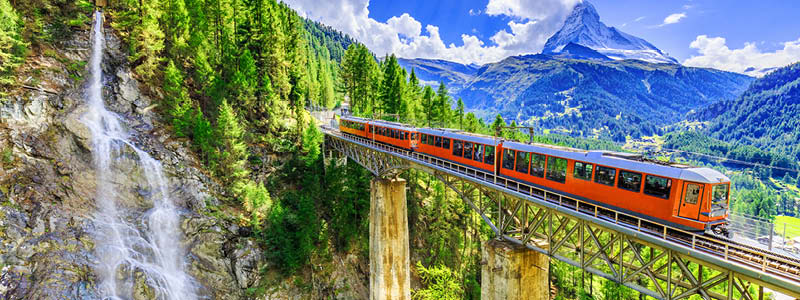 Tåget Gornergrat Bahn från Zermatt till Gornergrat i Schweiz.